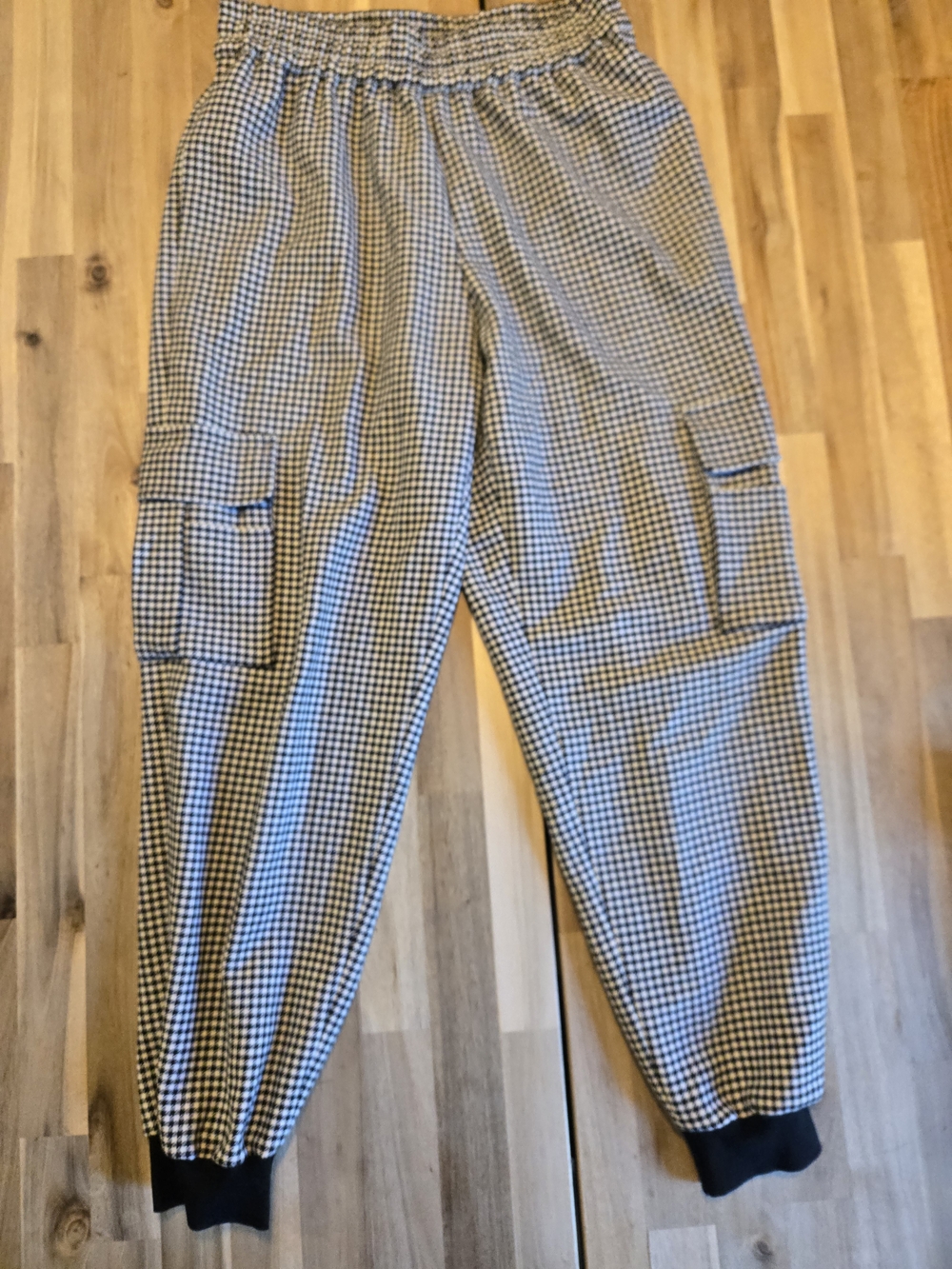 Alice + Olivia Black and White Houndstooth Cargo Joggers - Picture 4 of 10